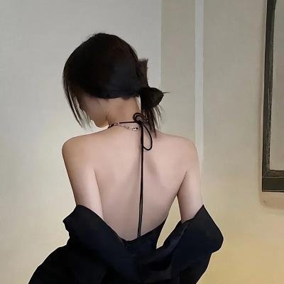 穿条纹衣的男孩